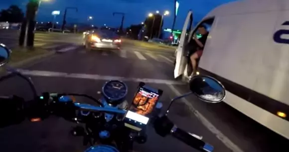 Se întâmplă în Alba! Șoferul unei dube a sărit la bătaie! Un motociclist a scos un spray cu piper! Ce a urmat! | VIDEO