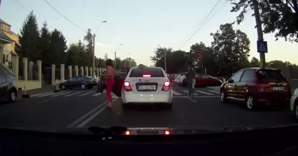 Un șofer "a îndrăznit" să-i dea flash-uri unui taximetrist! Ce a urmat a speriat pe toată lumea! | VIDEO