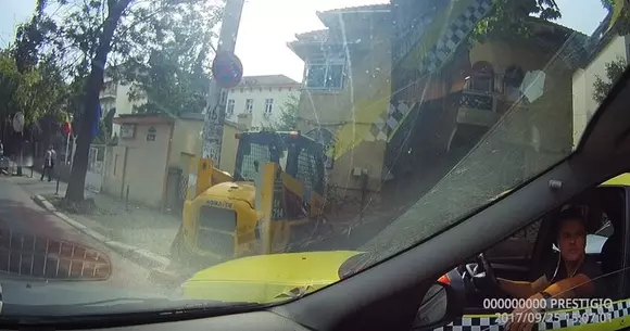 Un șofer i-a spus unui taximetrist: "Îți iau oglinda dacă nu te dai mai în dreapta! Ești oprit pe interzis! Vrei să mă dau jos la tine". Ce a urmat! | VIDEO