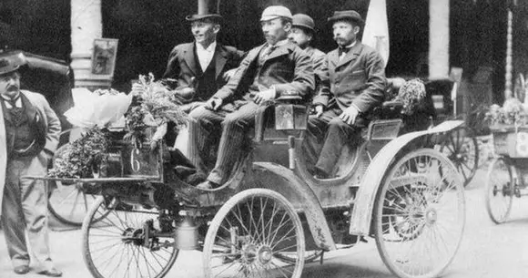 Câte automobile erau înmatriculate la 1 iulie 1909 în București? Câte dintre acestea aparțineau femeilor?