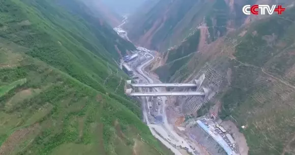 E gata! Chinezii au inaugurat tunelul rutier aflat la cea mai mare altitudine | VIDEO