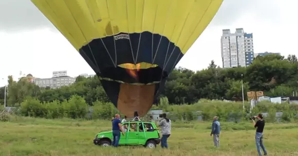 Și-a folosit mașina în loc de nacelă la un balon cu aer cald