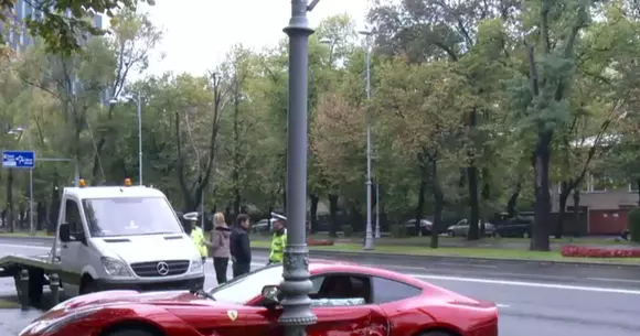 Posesorul unui Ferrari  n-a reuşit să evite un stâlp de pe o stradă din Bucureşti
