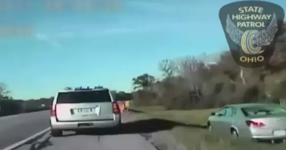 Un copil de 10 ani a fost cu greu oprit de poliție în trafic (Video)