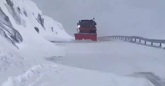 CNAIR: 26 de utilaje au intervenit pe Transfăgărășan și Transalpina