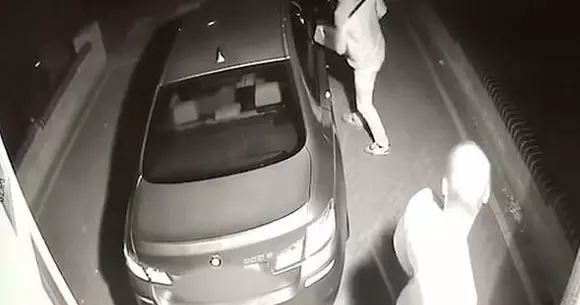 Doi hoți au furat un BMW super luxos în mai puțin de 60 de secunde