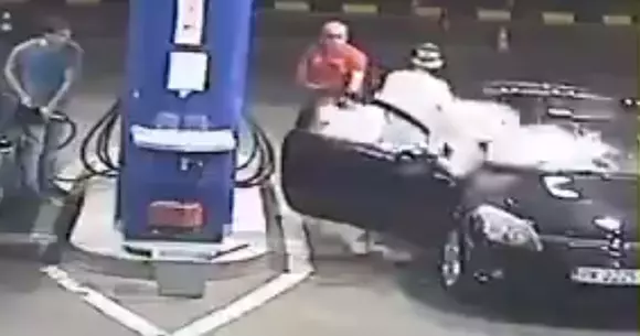 N-a vrut să stingă ţigara la benzinărie. Ce a urmat