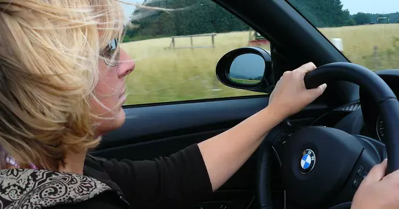 Cinci bancuri cu blonde la volan, unul mai amuzant ca altul