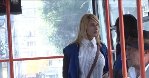 Lasă maşina şi mergi cu RATB-ul: vei fi controlat doar de tipe sexy