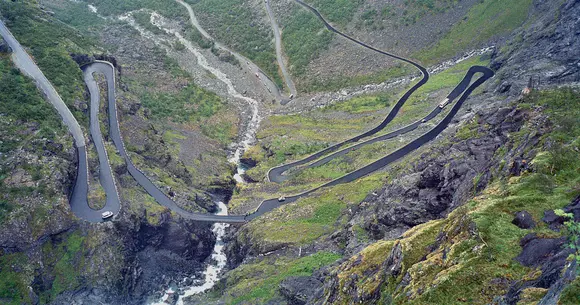 Pe aici trebuie să mergi cu mașina! Drumul Trolilor, unul dintre cele mai spectaculoase din Europa | VIDEO