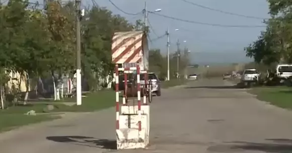 Ne-am obișnuit cu stâlpii în mijlocul drumului. Dar chiar și o fântână?