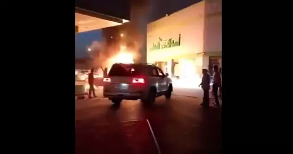 Eroul zilei! Ce a făcut un șofer când a văzut o mașină care ardea într-o benzinărie! | VIDEO