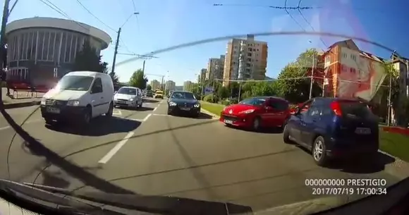 Cel mai haotic șofer! A intrat invers în sensul giratoriu! | VIDEO