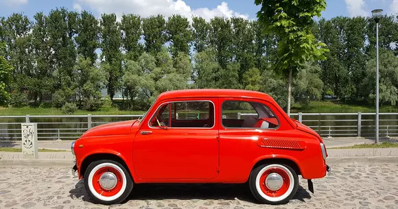 Trei bancuri amuzante cu mașini roșii