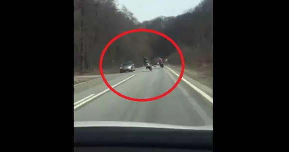 Un motociclist din România a încercat să meargă pe o roată, dar s-a dezechilibrat! Ce a urmat | VIDEO
