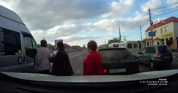 Așa arată cel mai norocos pieton din Rusia! | VIDEO