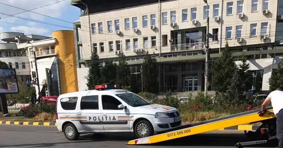 De-a râsu-plânsu'! Un poliţist din Moineşti a mers în misiune cu maşina tractată
