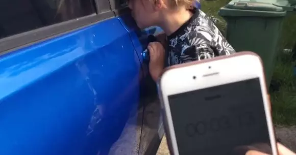 De câte ori a sărutat o mașină în 30 de secunde? | VIDEO