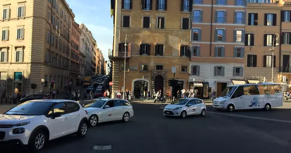 De ce în Roma italienii nu lasă mașinile parcate în viteză? | VIDEO