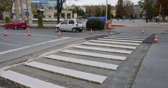 Un bărbat din Brăila și-a făcut propria trecere de pietoni pe o stradă din oraș