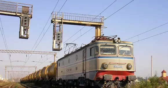 Un român a ajuns cu Corvette-ul pe șinele de tren | FOTO