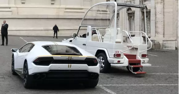 Un Lamborghini Huracan RWD pentru Papa Francis