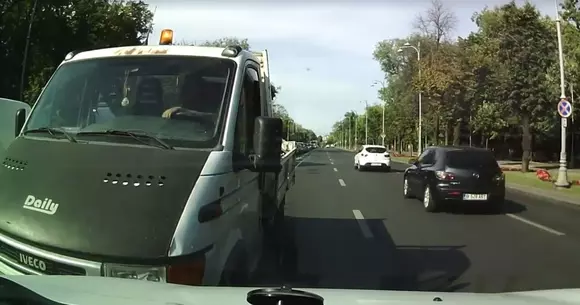 Cine este șoferul care a ieșit cu bâta în mână, fiind cu mașina pe contrasens - VIDEO