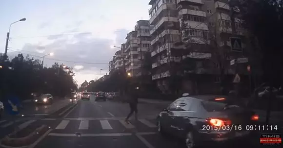 O tânără a fost lovită pe trecere în Timișoara! Impactul a fost filmat | VIDEO