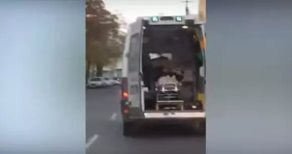 E România! O ambulanță privată transportă un pacient cu ușile larg deschise | VIDEO