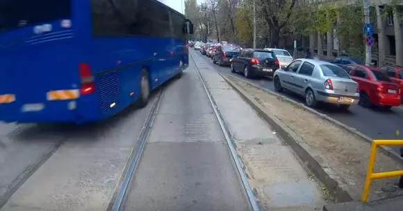 Ce a pățit șoferul autocarului Jandarmeriei care s-a crezut pe circuit în centrul Bucureștiului | VIDEO