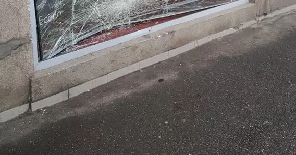 Concurență dusă la extrem!? O mașină a Bancpost a intrat în geamul unei sucursale BRD