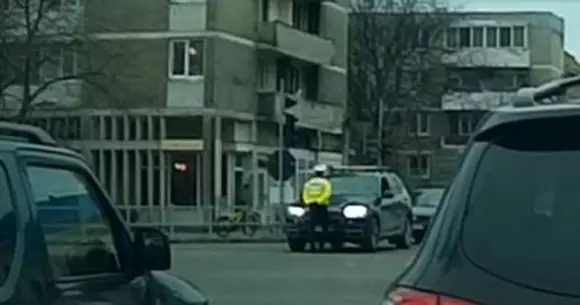Șoferul unui BMW nu a vrut să asculte instrucțiunile unui polițist! Omul legii s-a așezat în fața mașinii! Ce a urmat! | VIDEO