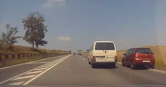 Cel mai haotic șofer este din România! A scos un alt conducător auto în afara carosabilului | VIDEO