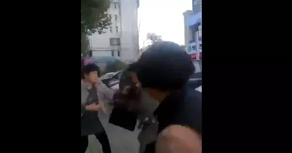 Un bărbat s-a luat la bătaie cu două femei în urma unei dispute în trafic! Cine a triumfat? | VIDEO