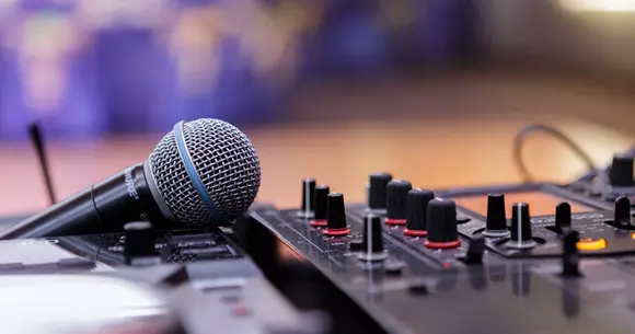 RETRO PARTY sau GLOW PARTY  REVELION 2018 la Hotel Marshal Garden 5*