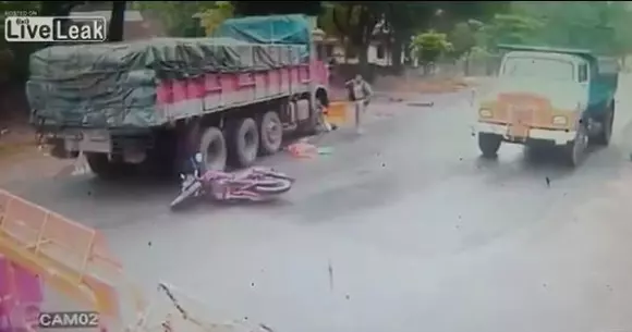 Cum a fost un motociclist la câțiva centimetri de moarte? | VIDEO