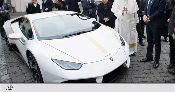 Un Lamborghini Huracán deţinut de Papa Francisc s-a vândut cu un preţ incredibil