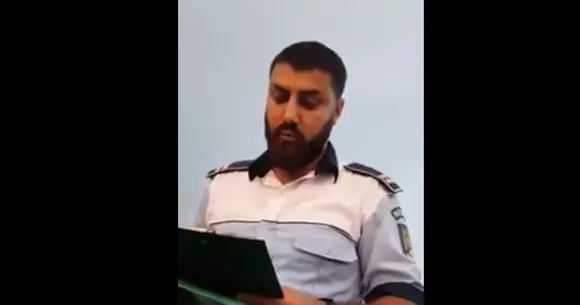 Un șofer, către un polițist din Caransebeș: "Dacă nu ai chipiu, nu-ți prezint documentele. Pune-ți basca în cap" | VIDEO