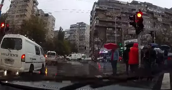 Ca în filmele cu Bruce Willis! Un pieton a fost luat PE SUS în București de un polițist aflat într-o intersecție | VIDEO