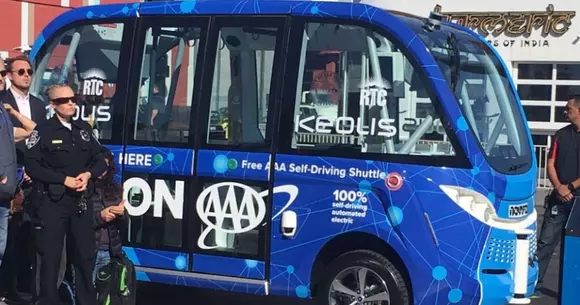 Autobuzul fără șofer a făcut accident în prima zi în care a ieșit pe stradă