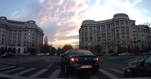 Ce le-a făcut un șofer din București altor paticipanți la trafic care s-au băgat în fața lui la semafor! | VIDEO