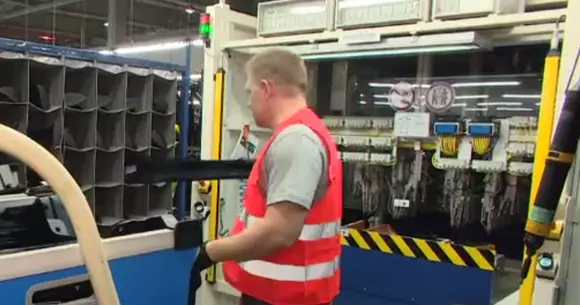 Premierul Slovaciei a făcut o tură de noapte într-o fabrică auto