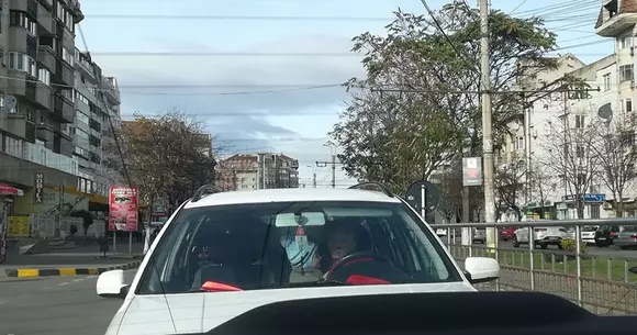 Mamă inconştientă: a condus cu copilul în brațe