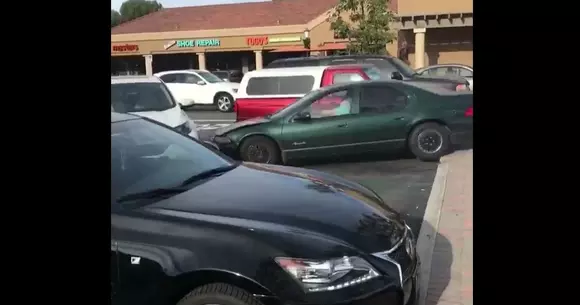 Nebunie sau incompetență? Un șofer a luat la rând toate mașinile din parcare | VIDEO