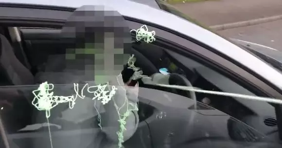 Cum îi pedepsește un britanic pe șoferii care tastează pe telefon în trafic | VIDEO