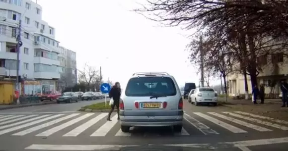 A lovit intenţionat o tânără pe trecere, apoi a înjurat-o şi a plecat