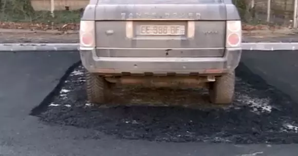 Doar în România: o asfaltare de poveste