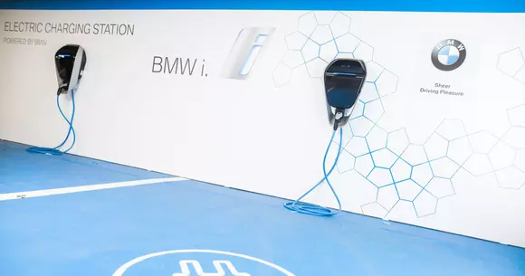 BMW România a instalat două staţii de încărcare pentru automobile electrice în Bucureşti