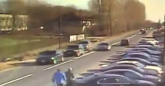 Fiul unei judecătoare din Craiova a distrus o mașină în trafic - Video