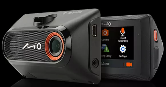 Camerele de bord vin cu funcţii noi: poţi să-ţi transmiţi live pe Facebook călătoria cu maşina